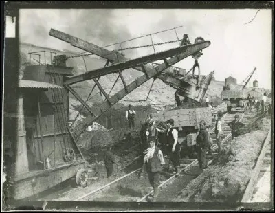 Le cliché a été pris en 1891 : on y voit les perceurs (Navvies) opérer les excavatrices de canaux à vapeur pour charger de débris les camions sur rails. Depuis le début du XIXe siècle, en Angleterre, les terrassiers ont aidé à unir le pays en creusant les canaux.
Qui sont ces ouvriers qui opèrent ces engins de la ''Ruston and Proctor of Lincoln'' ?