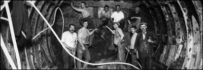 Les travaux ont débuté en 1860 : l'idée d'un chemin entier sous les rues était alors révolutionnaire. Travaux gigantesques pour solutionner aux rues encombrées et améliorer la vie des pauvres.
Quelques semaines après son ouverture, en 1863, le métropolitain transportait des milliers de personnes chaque jour.
Qui sont ces ouvriers connus comme "navvies", dérivé de «navigateur», perceurs de canaux ?