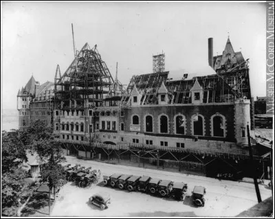 En 1892, les administrateurs de la ''Canadian Pacific'' et son PDG C. van Horne, décidèrent de la construction d'un hôtel prestigieux, au plus bel endroit, sur le cap Diamant, face au fleuve St-Laurent. 
Par la suite, le C.P. l'a intégré à sa chaîne hôtelière : on a aménagé à ses côtés, la Terrasse Dufferin, pour aller prendre une marche, après déjeuner.
Quel hôtel est-on en train d'aménager ?