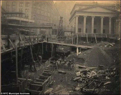 La photo (1901) a été prise ''downtown'' : on voit le creusement à partir du niveau de la rue, au coin Park Row & City Hall. C'est l'un des plus anciens systèmes de transport en commun au monde. La construction initiale englobait les 28 stations originales de Manhattan.
Qu'est-on à entreprendre comme réseau électrifié dont les plus anciennes infrastructures en service de nos jours datent de 1885 ?