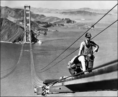 Quel défi c'était pour l'époque, soit le pont suspendu le plus complexe, et surtout le plus long jamais construit. Le chantier a débuté en 1933. 
Le pont a été inauguré le 27 mai 1937 par Franklin Delano Roosevelt, qui a signalé le début de la circulation automobile en pressant sur un bouton depuis Washington. Ici, sur la photo, vous m'expliquez ce qu'ils font ?