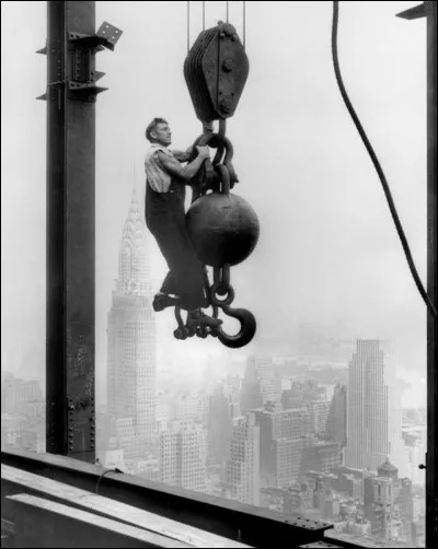 On a oublié le nombre de morts qu'il y eut au début des 1ers gratte-ciel. Par la suite, pour tout ce qui s'est bâti en Amérique, on a embauché uniquement des Amérindiens : ils n'auraient pas le vertige ou ils le contrôleraient mieux. 
Les Mohawks de Caughnawaga sont des ferronniers depuis 6 générations, en 1886, lorsque les 1ères Nations se sont lancées dans le métier. Situez où est cet acrobate ?