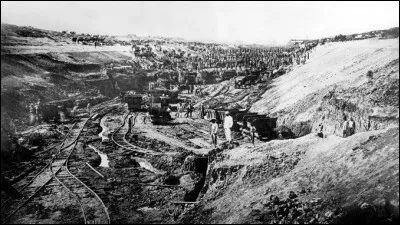 En 1854, Ferdinand de Lesseps obtient du vice-roi d'Égypte la concession de la zone pour une durée de 99 ans. Des travaux « pharaoniques » s'organisent et passionnent l'Europe concrétisant les idées saint-simoniennes : sur la photo, on voit l'organisation, la planification rationnelle avec des lignes droites et l'utilisation systématique des rails et du train.
Qu'est-on en train de réaliser ?