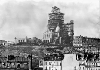 L'histoire confie que ce fut longtemps un lieu de culte. L'architecture est romano-byzantine comme à Sainte-Sophie. On a cherché un endroit avec une vue ensoleillée sur la capitale. On débute les travaux en 1875. La photo montre la construction du clocher : en 1914, tout est terminé.
Nommez l'endroit où pour accéder au Saint des Saints, il faut gravir 237 marches ou prendre le funiculaire de 1901.