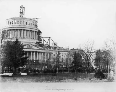 La construction de sa seconde coupole va de 1855 à 1866. Son architecte Walter fut influencé par les réalisations européennes (Panthéon, Saint-Pierre). La photo a été prise le jour de l'investiture d'Abraham Lincoln, 4/03/1861.
L'édifice est composé d'un anneau de 36 colonnes : on voit installée une grue à vapeur (alimentée par le bois de l'ancienne voûte).
Qu'érige-t-on pour le siège du Congrès ?