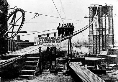 En 1870, on débuta la construction. La photo date de 1877, à mi-chemin de l'ouverture : on y voit des patrons et une pancarte avec les mots '' Safe only for 25 men at the same time''. Le problème de sécurité majeur résidait dans le travail en profondeur, il n'y avait pas de paliers de décompression.
Quelle est cette construction où même l'architecte Roebling est décédé d'un accident de chantier ?