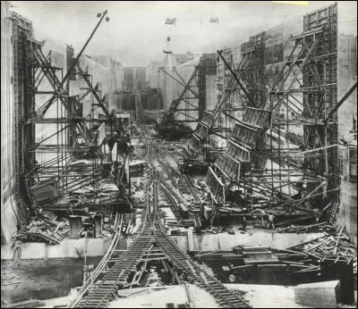 Le concept de ce passage remonte au XVIe siècle, mais la première tentative de construction fut effectuée en 1880, sous l'impulsion française de Lesseps. Le travail fut terminé par les États-Unis après que Théodore Roosevelt s'y fut impliqué.
Quel évènement a été photographié sur ce document qui date de 1912 ?