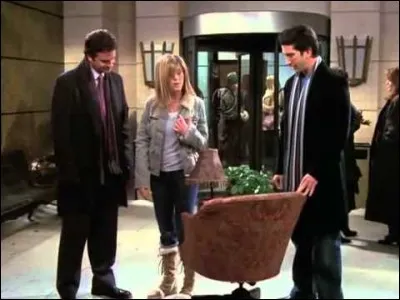 Lorsque Rachel perd son emploi, Mark, une vieille connaissance lui propose un autre poste. Où se trouve-t-il ?