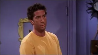 Lorsque Ross se rend dans un salon de bronzage, de quelle manière compte-t-il ?