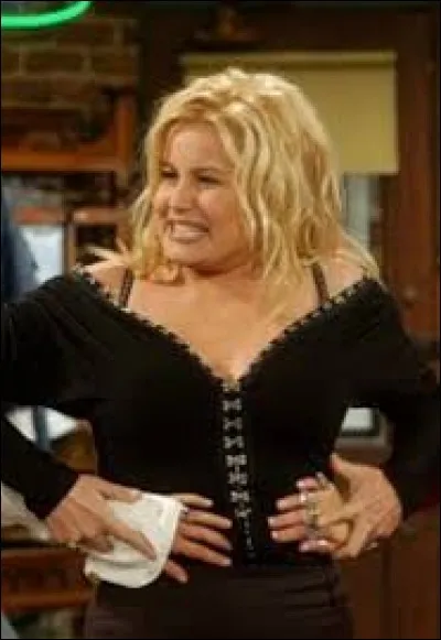 Quelle ancienne connaissance Phoebe et Monica cherchent-elles absolument à éviter ?