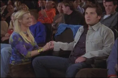 De quelle manière Mike souhaite-t-il demander sa main à Phoebe pour la première fois ?