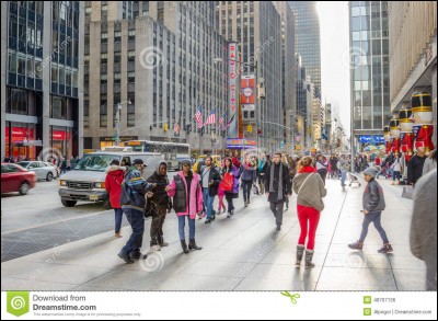 Tu vas à l'école (en voiture) et tu la vois sur le trottoir. Que fais-tu ?