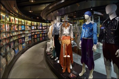 Dans quel pays se trouve, récemment ouvert, le musée "ABBA", la vitrine tant attendue des musiques et costumes du groupe ?
