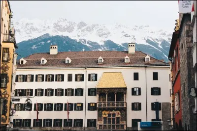 "Das Goldene Dachl" ou "Petit toit d'or" est une composante importante de la place principale de quelle ville du Tyrol autrichien ?