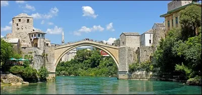 Avec un pont enjambant la Neretva, la ville frontière ottomane de Mostar se trouve dans quel pays ?