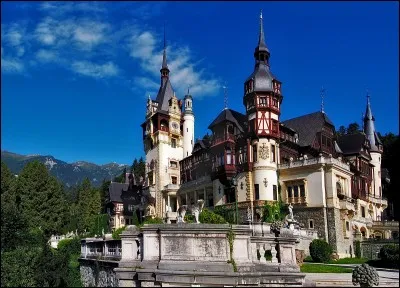 Niché dans les Carpates et construit par le roi Carol Ier, le château de Peles est une attraction touristique dans quel pays ?