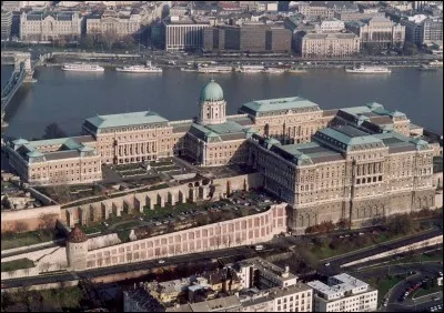 Le château de Buda, un château du XIIIe siècle situé le long des rives du Danube, se trouve dans la capitale de quel pays ?