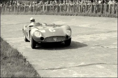 Cette voiture qui, en 1956, a remporté la plupart des grandes courses (1000 km de Monza, de Paris, de Buenos Aires, du Nürburgring, la Targa Florio), mais a échoué au Mans, est une..