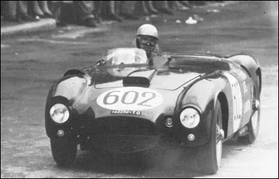 Cette voiture qui remporte en 1954 les Mille Miglia - ici avec Ascari - et la Targa Florio, est une ...