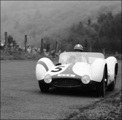 Cette voiture, qui remporte les 1000 km du Nürburgring en 1960 puis en 1961, est une ...