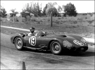 Fangio, ici au volant, remporte les 12 heures de Sebring en 1957, associé à Jean Behra. La voiture est une ...