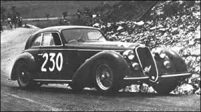 Cette voiture conçue dans les années 30, qui remporte les Mille Miglia de 1947, est une ...
