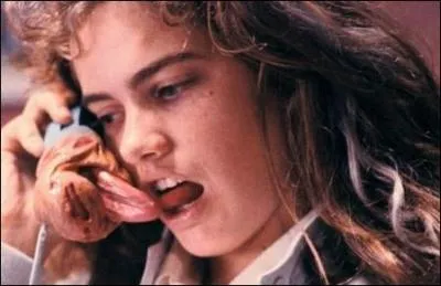 Quel grands brl aux doigts griffus terrorise une bande d'adolescents dans leurs rves ?