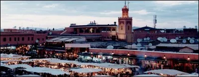 Dans le film "Casablanca", Humphrey Bogart prouve son amour à Ingrid Bergman en la quittant.