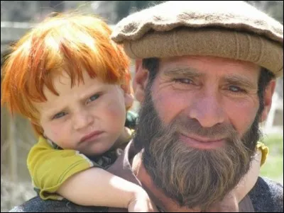 Ce duo père-fils partage les mêmes yeux : ils font partie d'un groupe indo-iranien dont certains avancent qu'ils descendraient des troupes d'Alexandre le Grand venus conquérir la région. Ce qui expliquerait leurs traits plus européanisés (peau, cheveux et yeux clairs)
D'où vient ce groupe ethnique qu'on trouve au nord-est du pays ?