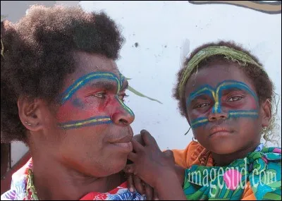 La mère et l'enfant, sont issus d'un des peuples indigènes d'Océanie, dans les îles du Pacifique sud : ces 2 là proviennent des peuples austronésiens, arrivés dans les îles vers 1 500 à 2000 ans avant notre ère.
Qui sont ces gens qui tout en ayant le teint généralement plus pâle que les autres ethnies polynésiennes et micronésiennes, partagent avec eux bien des traditions et peintures faciales ?