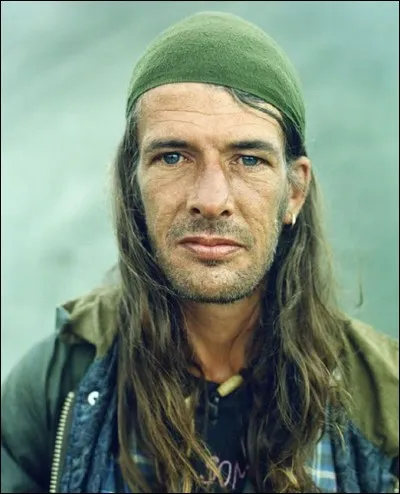 Iain McKell, auteur de ''The new gypsies : New Age Travellers'', a suivi pendant des année un groupe distinct, qui ''marchait + vert qu'aucune autre société''. Il s'est fait le témoin de ces êtres qui ne partagent pas le même confort ou ne voient pas la vie de la même façon. 
Qui sont ces nouveaux ''Gypsies'', menuisiers ou forgerons, ces ''Horsedrawn qui seront les survivants'' d'après McKell ?