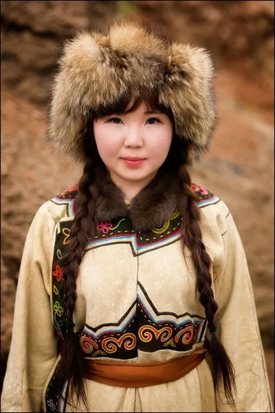 Nous voyons une fille de Mongolie intérieure : son ethnie est liée aux Evenks, un peuple qui vit en Sibérie et partage la même langue. Il est difficile pour eux de maintenir leurs traditions en Chine, car le gouvernement y a interdit la chasse, ce qui menace directement leur mode de vie nomade.
Nommez ce groupe ethnique de chasseurs qui utilise les peaux et des fourrures comme vêtements ?