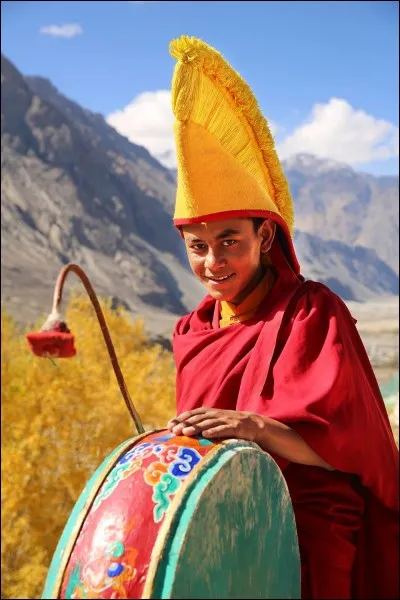 C'est un jeune bouddhiste tibétain. Son monastère, qui abrite environ 100 moines, gère une école. Les moines apprennent l'informatique et l'anglais afin qu'ils puissent les enseigner aux enfants de l'école. La bibliothèque de l'école a fait l'acquisition de dictionnaires, d'encyclopédies et de matériel pédagogique en anglais.
Où peut-on trouver ce moine ?

Merci d'avoir voyagé avec moi.