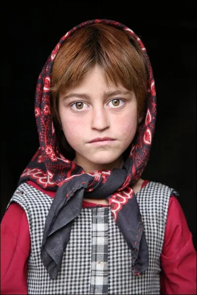Cette petite fille aux yeux tristes, vit dans la région montagneuse du Pamir et parle une langue iranienne. Son peuple habite un corridor peu peuplé, sorte de "zone tampon" entre 2 nations rivales. Ils sont si isolés que les habitants ignorent la guerre dans leur pays depuis des décennies.
Quel est le principal groupe ethnique de ce peuple qui connaît l'âpreté de la vie en hautes altitudes ?