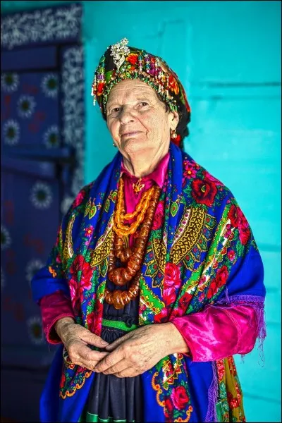 Cette dame est de la communauté des« vieux croyants » selon les Russes. Il s'agit de chrétiens qui, au 16e siècle, n'ont pas suivi les réformes de l'Église Orthodoxe. Ils viennent de la Biélorussie mais ils ont fuit la répression jusqu'à s'exiler près de la Chine.
Quelle est cette communauté confessionnelle formée de russes orthodoxes qui ont conservé la majesté de leurs vêtements à l'ancienne ?