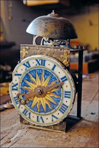En quelle année est installée la première horloge à sonner les heures ?