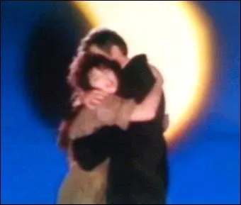 Qui enlace-t-elle ici ?