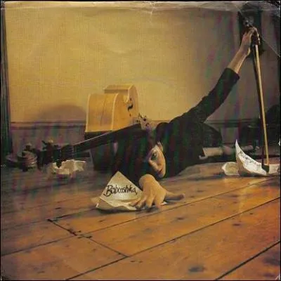 Qu'y a-t-il d'crit sur le papier qu'essaie de rattraper Kate ?