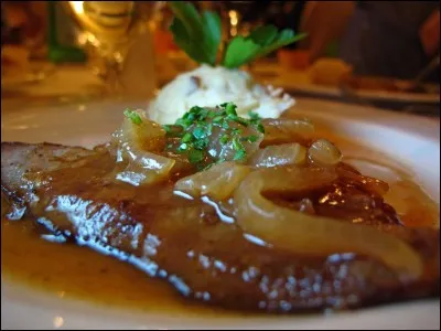 La sauce lyonnaise est &agrave; base de vin, de beurre, de vinaigre blanc et d'oignons.