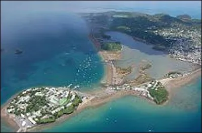 Mayotte est un D.O.M portant le numéro 977.