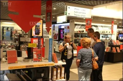 Une femme âgée vous dépasse dans la queue du super-marché :