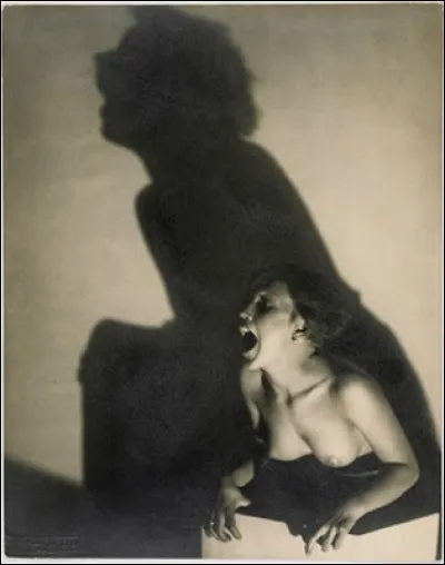 Les hoplites grecs scandaient le nom de cette déesse, personnifiant un cri de guerre. Qui est-elle ?