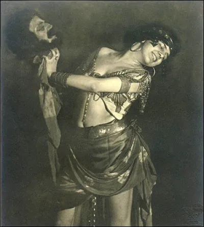 Jeune veuve juive implacable, sauvant son peuple de la menace de Nabuchodonosor, en tranchant par ruse la tête de son général Holopherme. Qui est-elle ?