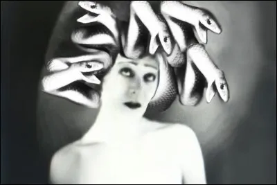 La Méduse pour avoir disputé de la beauté avec une déesse grecque, irritée celle-ci changea sa magnifique chevelure en affreux serpents. Qui est-elle ?