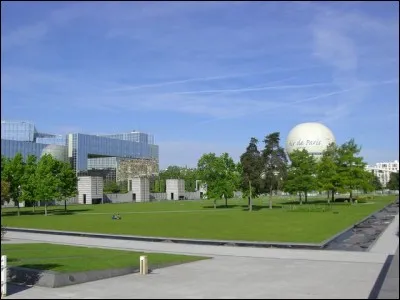 Quel pionnier de l'industrie automobile donne son nom à un jardin du 15e arrondissement de Paris ?