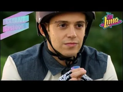 Que tient Matteo dans ses mains, qu'il a offert à Luna et qu'il retrouve sur la plage ?