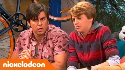 Quel est le nom du patron d'Henry quand c'est un homme normal ?