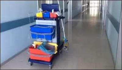 Lorsque vous assurez l'entretien de l'environnement du patient vous procédez...