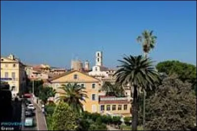 Coluche trouve la mort dans un accident de moto : près de quelle ville ?