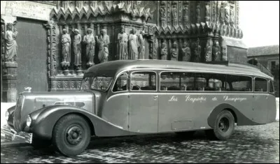 Quel est cet autocar sis devant la Cathédrale de Reims ?